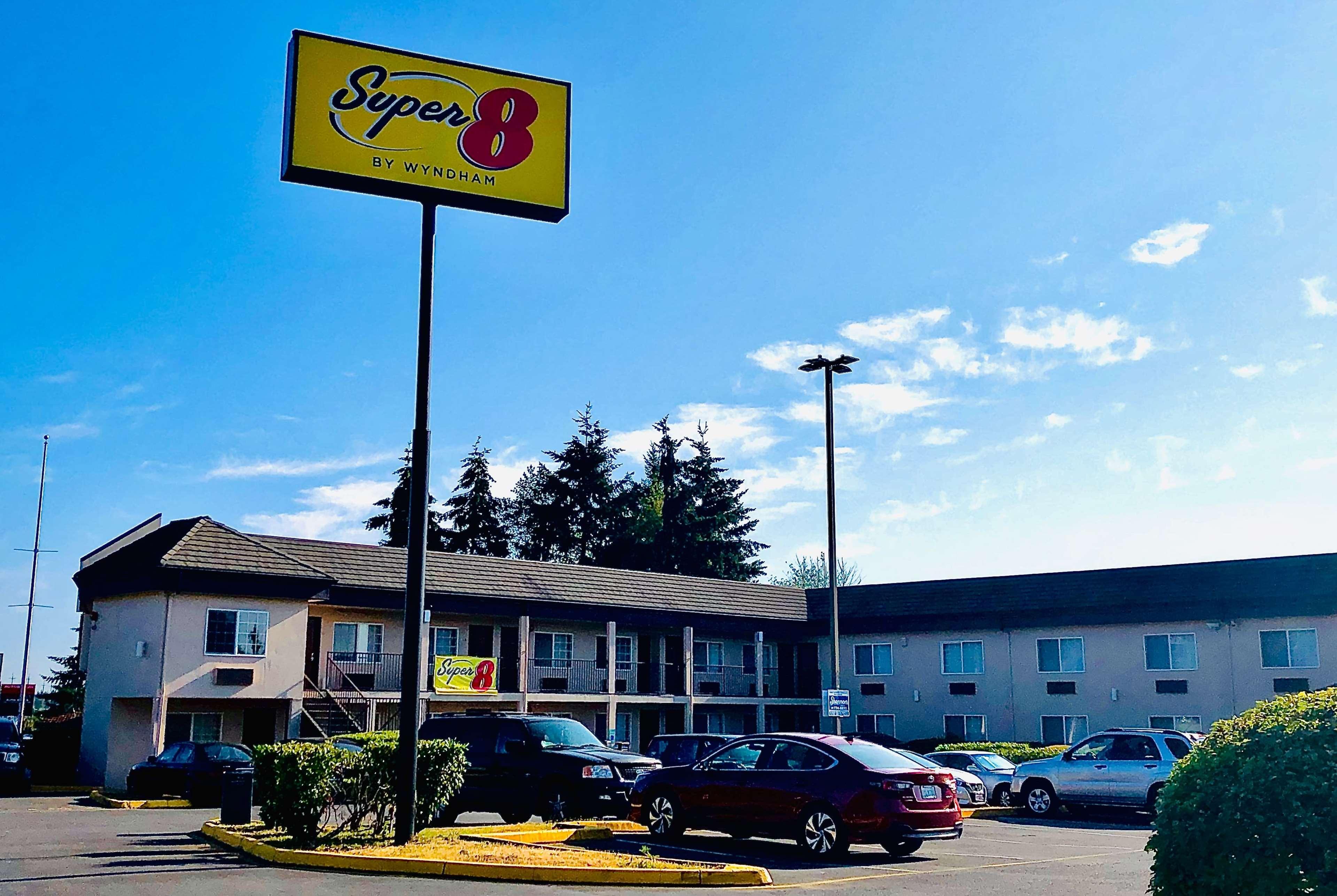 Super 8 By Wyndham Lynnwood Motel Екстериор снимка