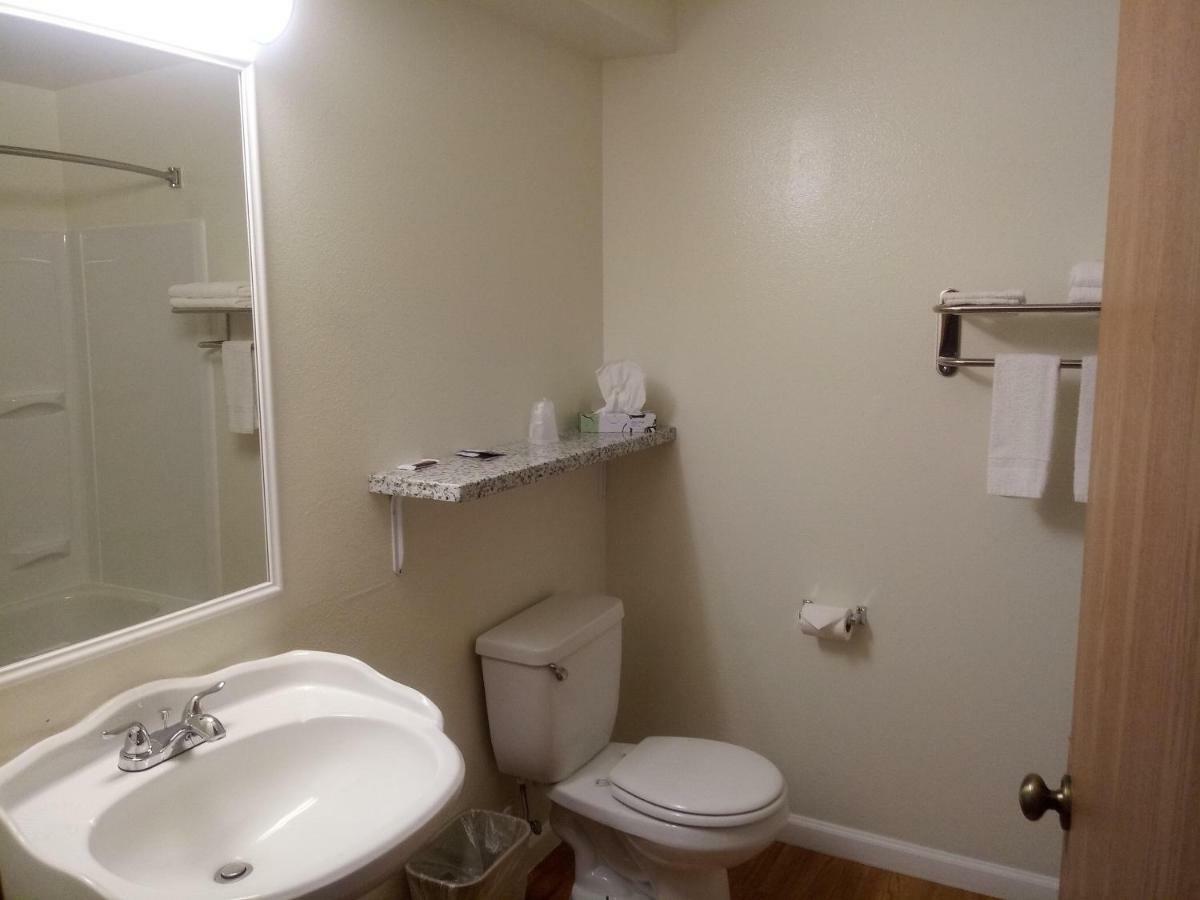 Super 8 By Wyndham Lynnwood Motel Екстериор снимка